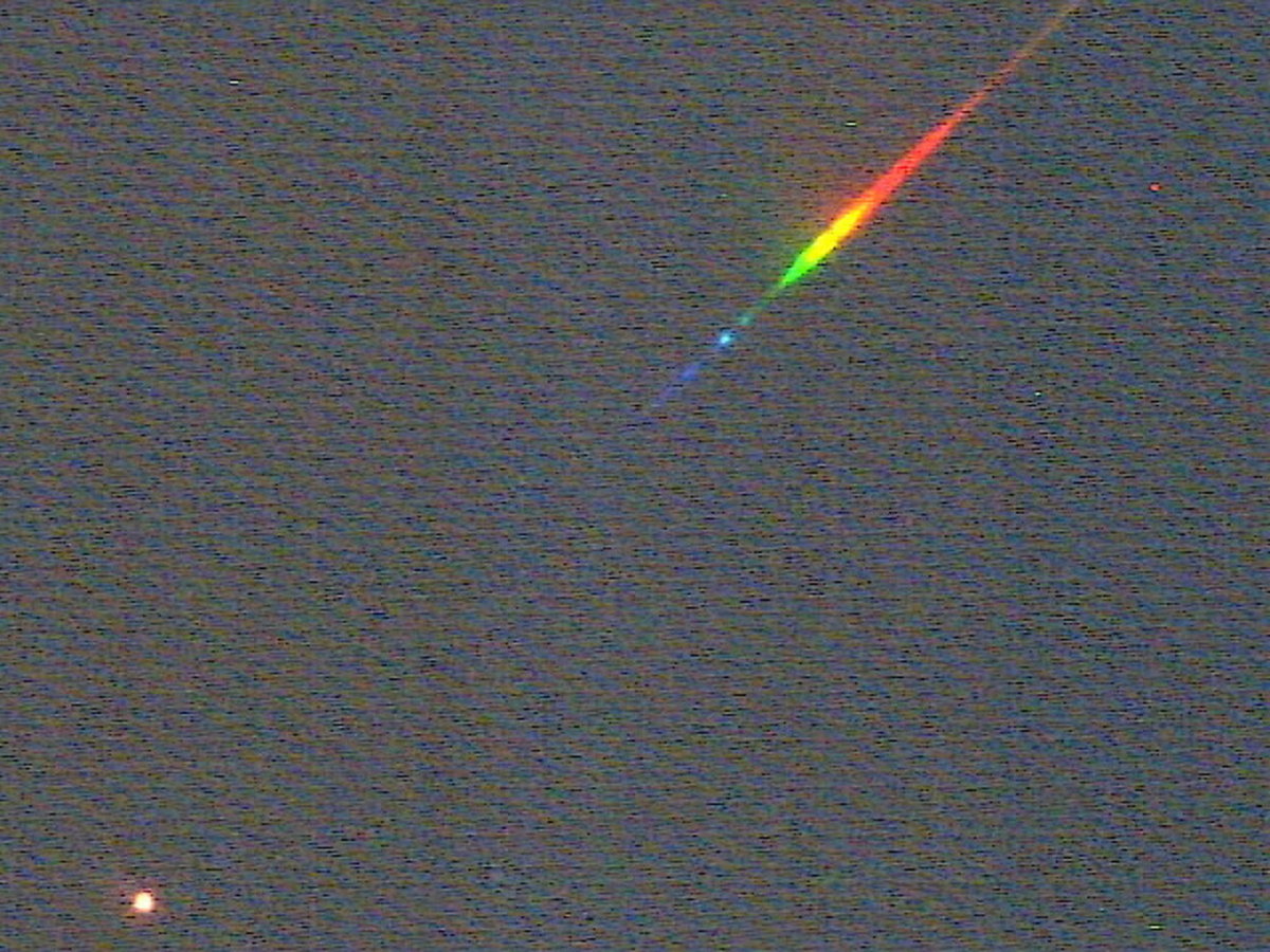Image30 lampe.jpg (342.85 KiB) Viewed 2974 times Premier spectre (de lampe au loin) avec ETX90 + Star Analyser + webcam...
